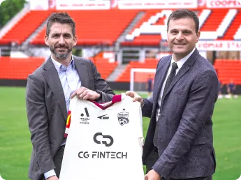 Jersey sponsor CG Fintech yang dikenakan pemain profesional AUFC